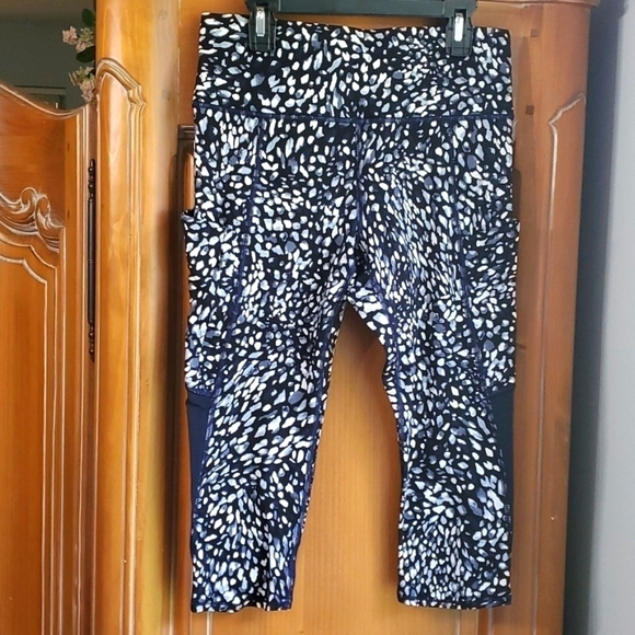 Capris leggings. Black. White and gray. 2 open large pockets 1 zipper pocket. Sm - Picture 1 of 8